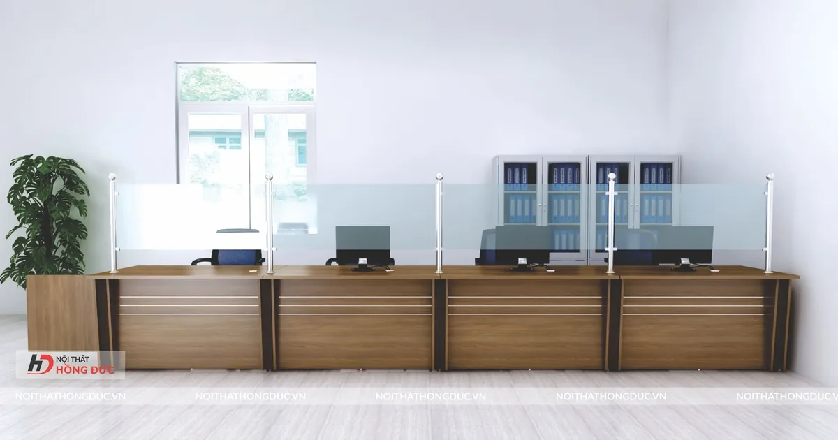Phòng một cửa thấy ghế cán bộ ngồi sau bàn và khu ghế cho người dân