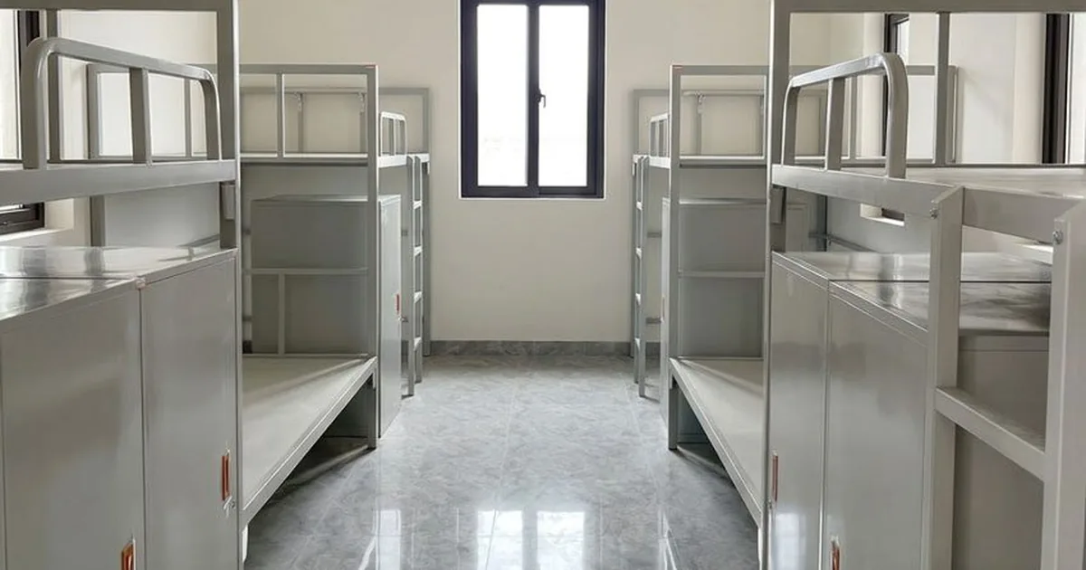 Phòng ở tập thể kê giường tầng và tủ sắt nhiều cánh