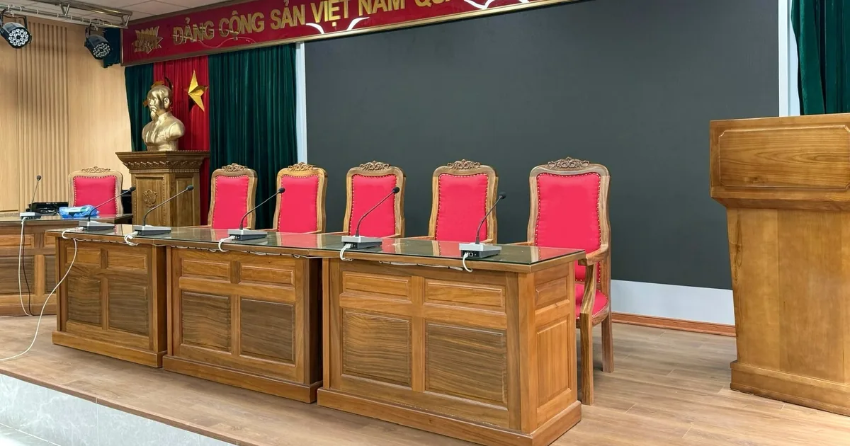 Sân khấu hội trường có bàn chủ tọa, bục tượng Bác và bục phát biểu đặt hai bên