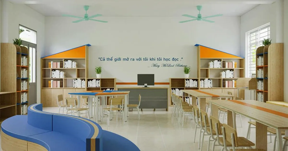 Thư viện THCS có dãy tủ và giá học liệu kê sát tường