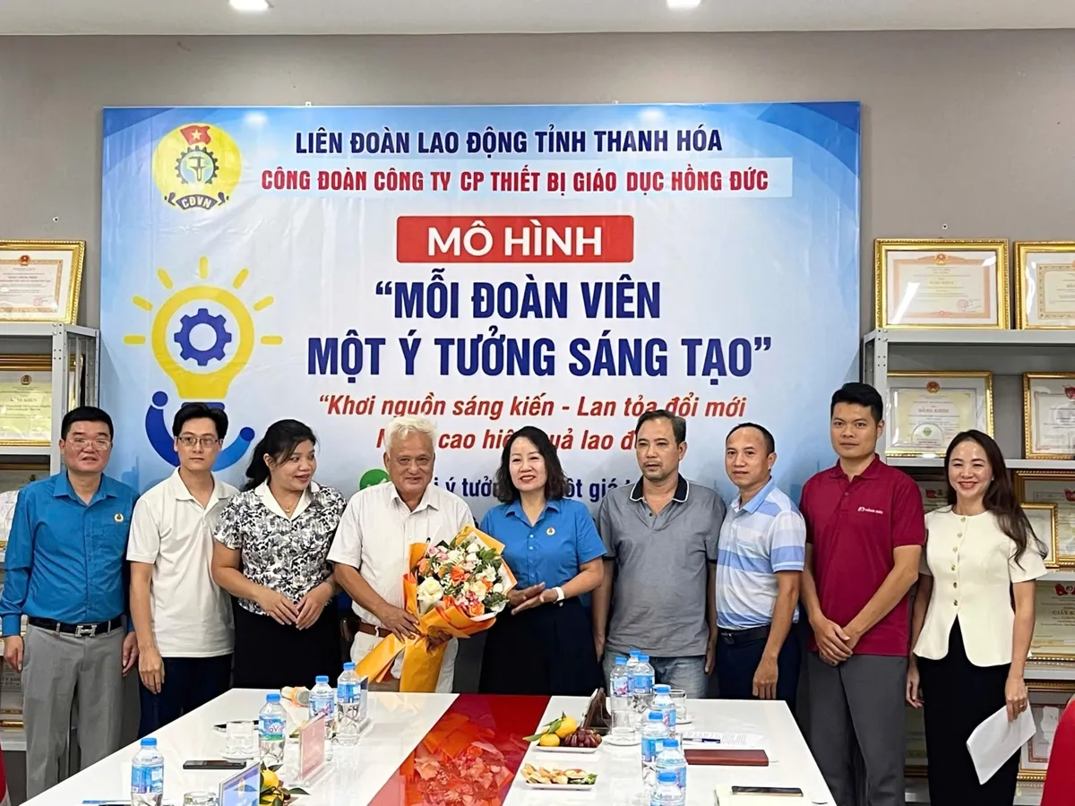 Đại biểu và đoàn viên chụp ảnh lưu niệm tại buổi ra mắt mô hình của Công đoàn Hồng Đức