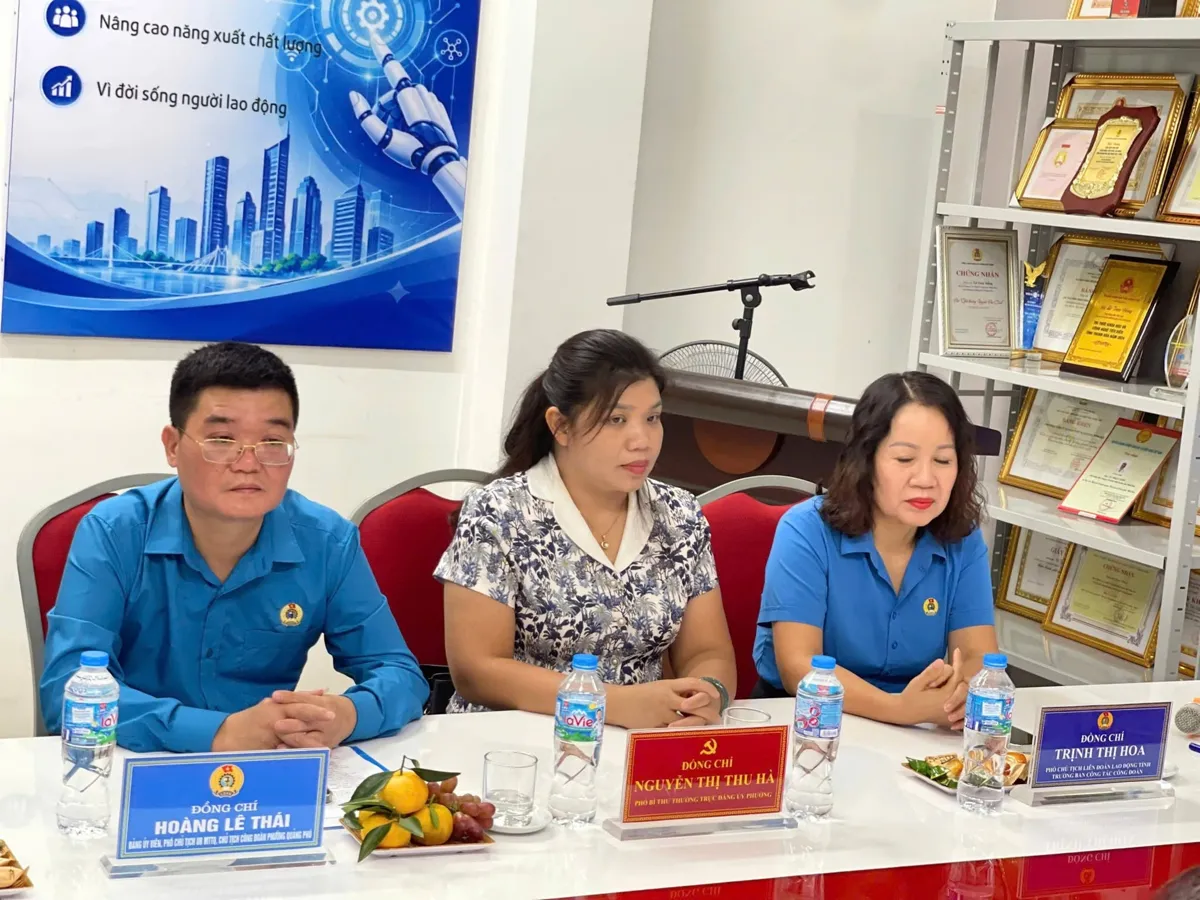 Đại biểu dự buổi ra mắt mô hình “Công đoàn số” tại Hồng Đức