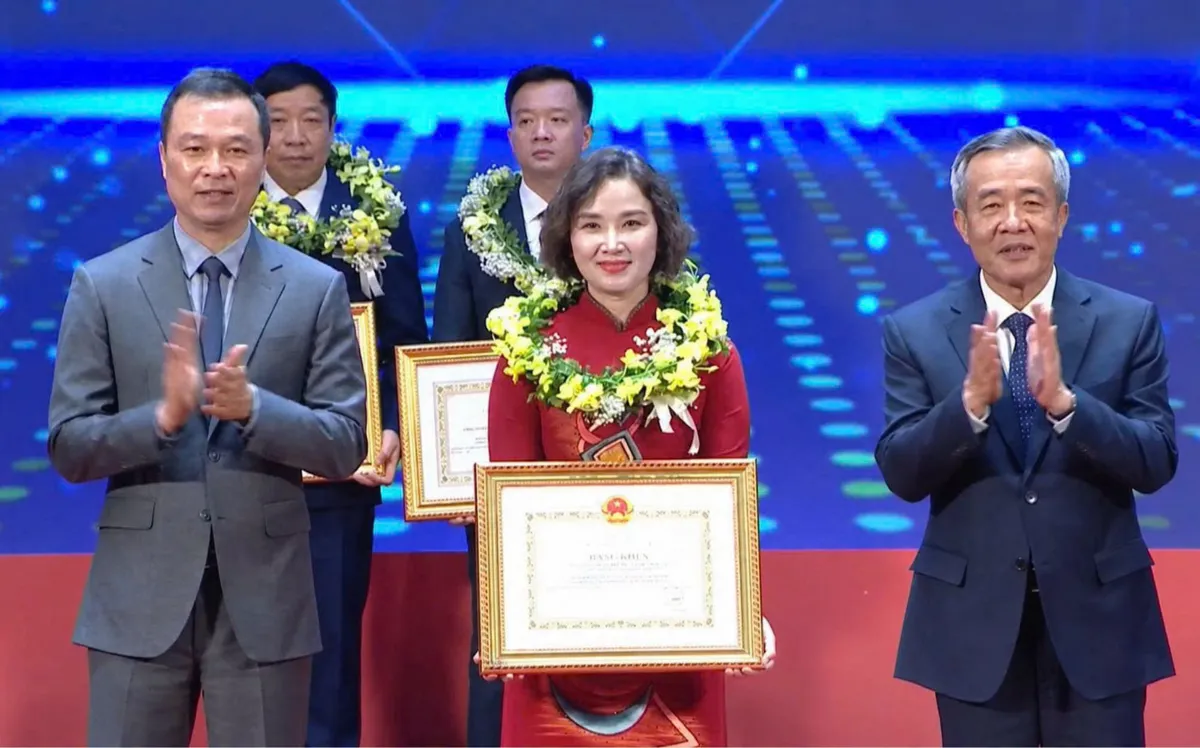 PGĐ Vũ Thị Ngọc Hà đại diện Hồng Đức nhận danh hiệu Doanh nghiệp tiêu biểu tỉnh Thanh Hóa năm 2026