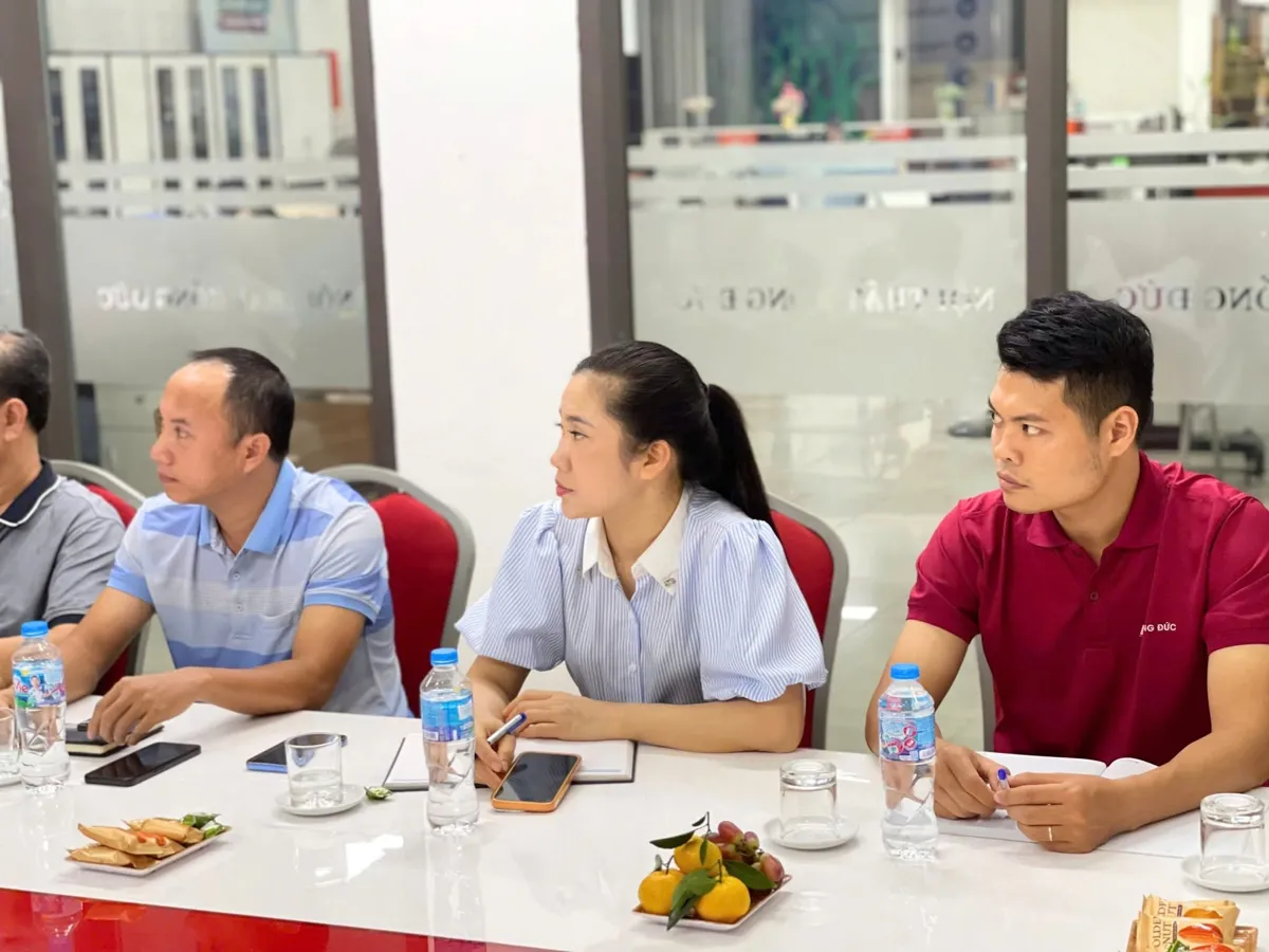Đoàn viên Công đoàn Hồng Đức trao đổi tại buổi ra mắt mô hình